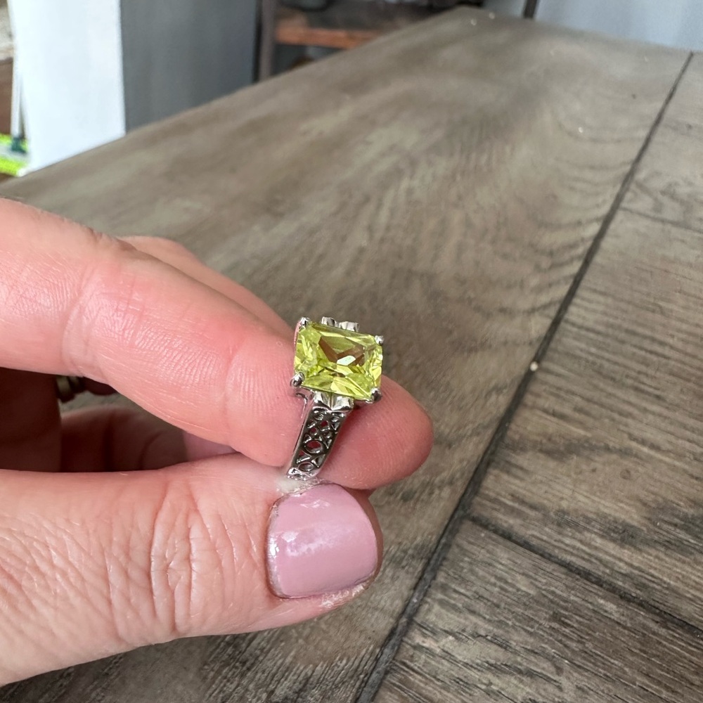 Lady's Lia Sophia "Appletini Peridot" Emerald Cut Peridot, Ring Size 6.5 - Picture 8 of 8